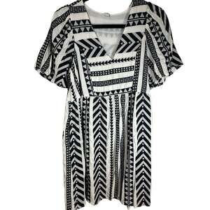Old Navy Black and White Geometric Print V-Neck Flutter-Sleeve Mini Dress